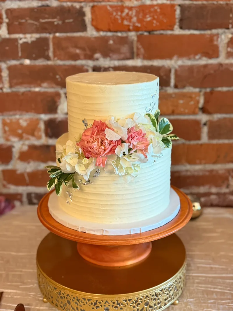 6" and 8" cake with horizontal lines and florals.