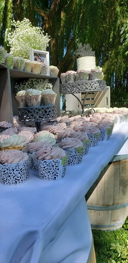 Cupcakebarwithweddingcakeinbackground