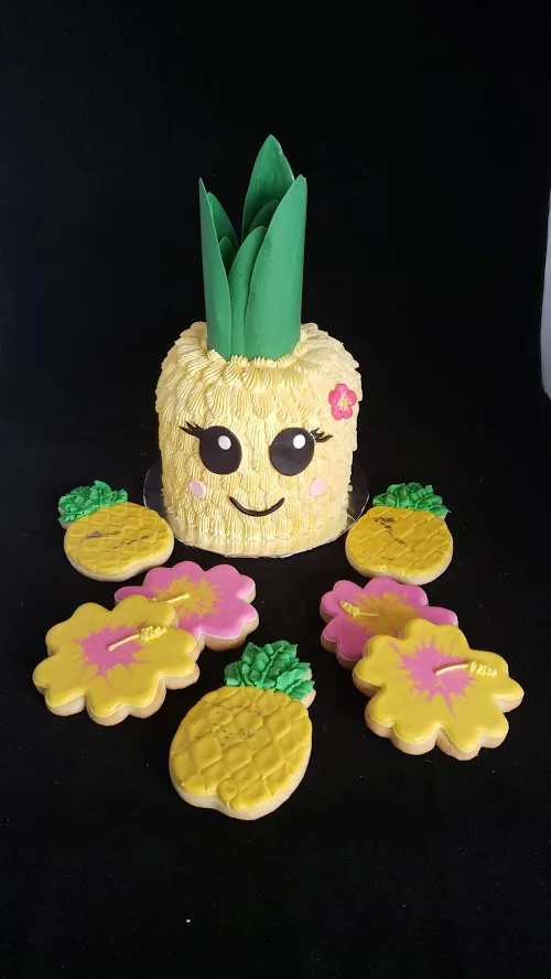Custompineapplecake